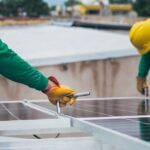 ouvriers installant des panneaux solaires