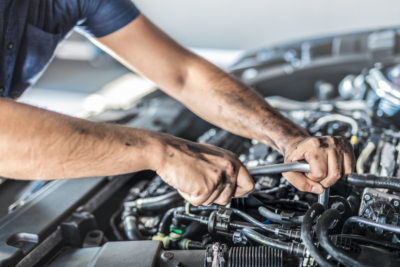 Mécanicien qui règle la consommation carburant voiture