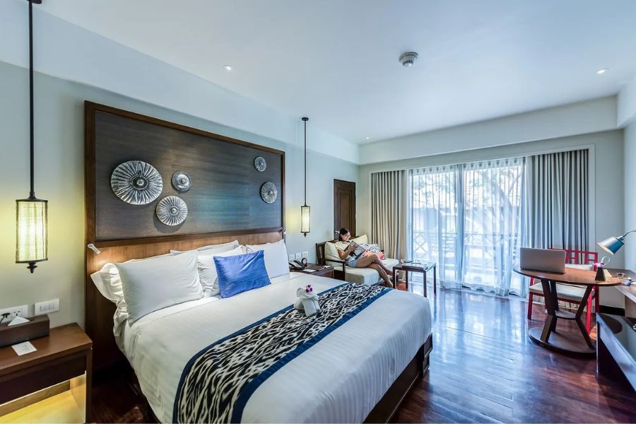 Intérieur d'une chambre luxueuse avec un confortable lit 160x200 cm, soulignant son format idéal pour le confort
