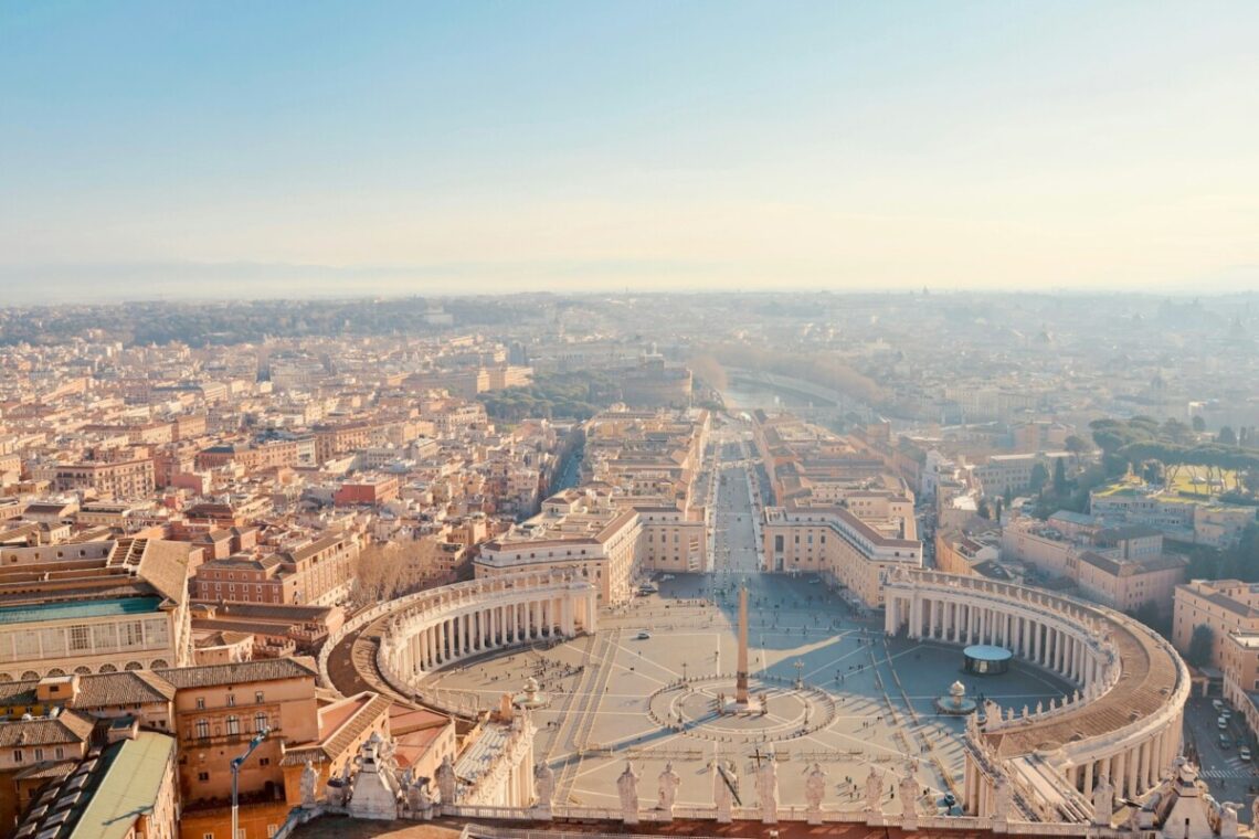 Une vue d'une ville depuis un grand bâtiment