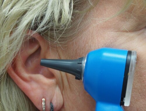 Un médecin utilise un otoscope pour vérifier l’oreille.