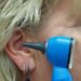 Un médecin utilise un otoscope pour vérifier l’oreille.