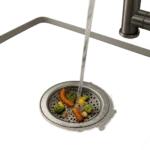Un bouchon pour évier en place dans une cuisine moderne, conçu pour retenir les résidus avant le siphon. L’image illustre la prévention des bouchons et des mauvaises odeurs au quotidien.