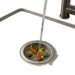 Un bouchon pour évier en place dans une cuisine moderne, conçu pour retenir les résidus avant le siphon. L’image illustre la prévention des bouchons et des mauvaises odeurs au quotidien.