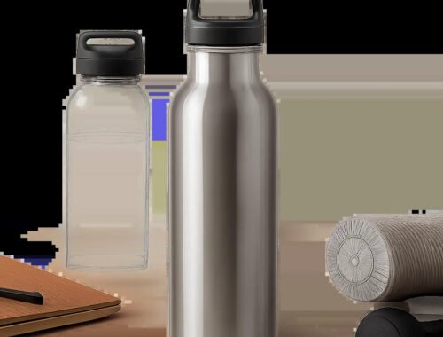 Une bouteille 1 litre premium mise en scène dans un univers moderne et sobre. L’image évoque l’usage quotidien au bureau, à la maison ou en déplacement.