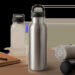 Une bouteille 1 litre premium mise en scène dans un univers moderne et sobre. L’image évoque l’usage quotidien au bureau, à la maison ou en déplacement.