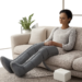 Illustration d’une séance de pressothérapie à domicile dans une ambiance apaisante et premium. L’image évoque la récupération des jambes lourdes et le confort au quotidien.