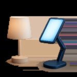 Une scène sobre et premium montrant une lumière bleue maîtrisée dans un intérieur moderne. L’image évoque le réveil, la lecture et le travail avec un éclairage technique et apaisant.