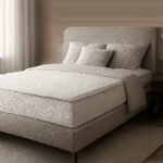 Illustration d’un matelas ferme premium mis en scène dans une chambre moderne et apaisante. L’image évoque le maintien du dos, le confort nocturne et une meilleure qualité de sommeil.