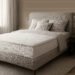 Illustration d’un matelas ferme premium mis en scène dans une chambre moderne et apaisante. L’image évoque le maintien du dos, le confort nocturne et une meilleure qualité de sommeil.