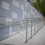Un rampant avec main-courante métallique et mur céramique bleu blanc