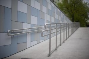 Un rampant avec main-courante métallique et mur céramique bleu blanc