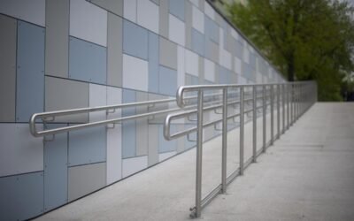 Un rampant avec main-courante métallique et mur céramique bleu blanc