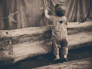 Enfant en surallures explore un mur étoilé derrière une barrière en bois