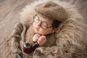 Enfant endormi avec chapeau, lunettes et pipe, entouré de fourrure sur fond en bois