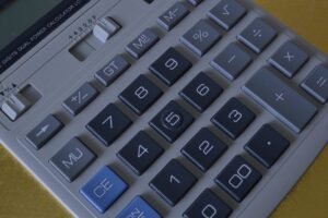 Calculatrice avec touches numériques et fonctionnelles sur fond orangé