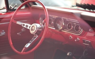 Intérieur d'une voiture vintage rouge avec volant et tableau de bord