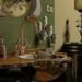 Salle de bain avec évier, miroir, robinet, et objets décoratifs