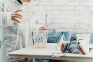 Expérience scientifique avec des produits chimiques et équipements de protection