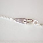 une chaîne en argent avec plaque gravée 925 et fermoir