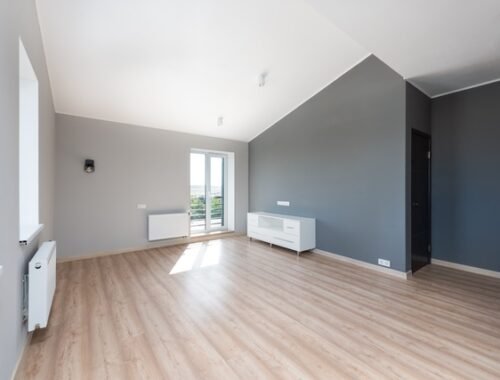 Appartement moderne avec plafond blanc épuré avant pose du plafond tendu à Toulouse