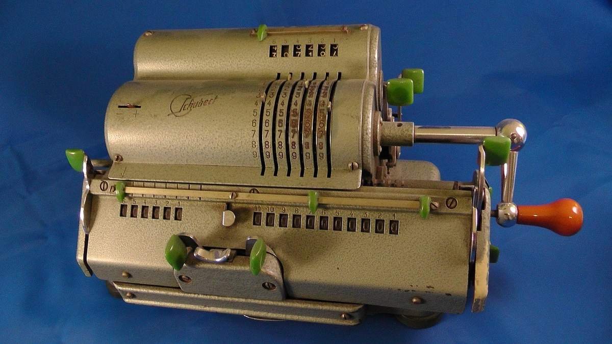 Machine vintage avec manivelle rouge et écran perforé