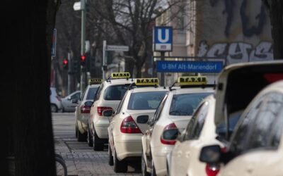 Une rangée de taxis beige attend devant un panneau U-Bahn