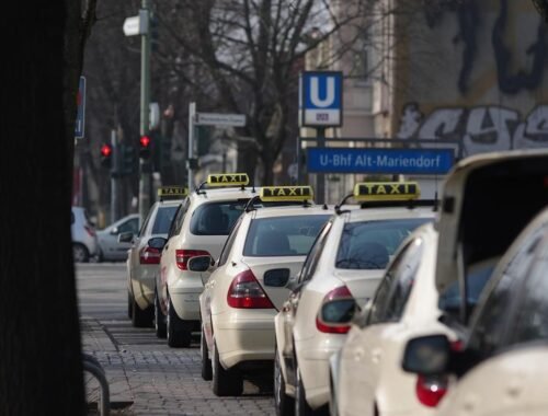 Une rangée de taxis beige attend devant un panneau U-Bahn