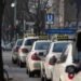 Une rangée de taxis beige attend devant un panneau U-Bahn