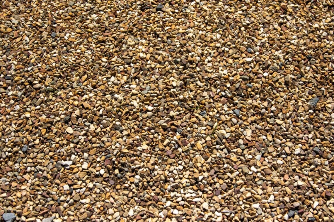 Texture de granulats de gravier naturel, matériau de base pour la composition d'une moquette de pierre liée en résine polyuréthane