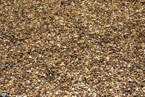 Texture de granulats de gravier naturel, matériau de base pour la composition d'une moquette de pierre liée en résine polyuréthane