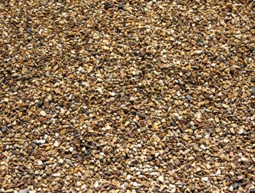 Texture de granulats de gravier naturel, matériau de base pour la composition d'une moquette de pierre liée en résine polyuréthane