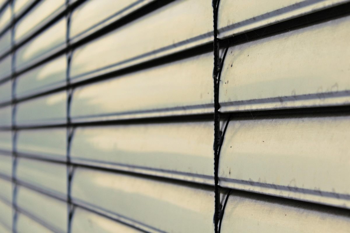 Volets en bois ou plastique, disposés horizontalement, partiellement ouverts