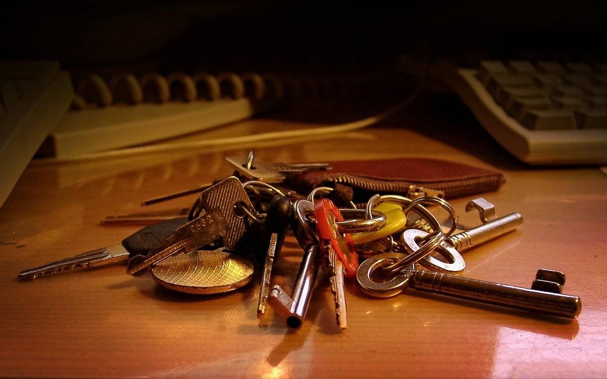 Un trousseau de clés posé sur une porte d'entrée Un trousseau de clés posé sur une porte d'entrée